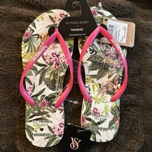 havaianas x victorias secret flip flops 
size 7/8
white/pink flux
nwt